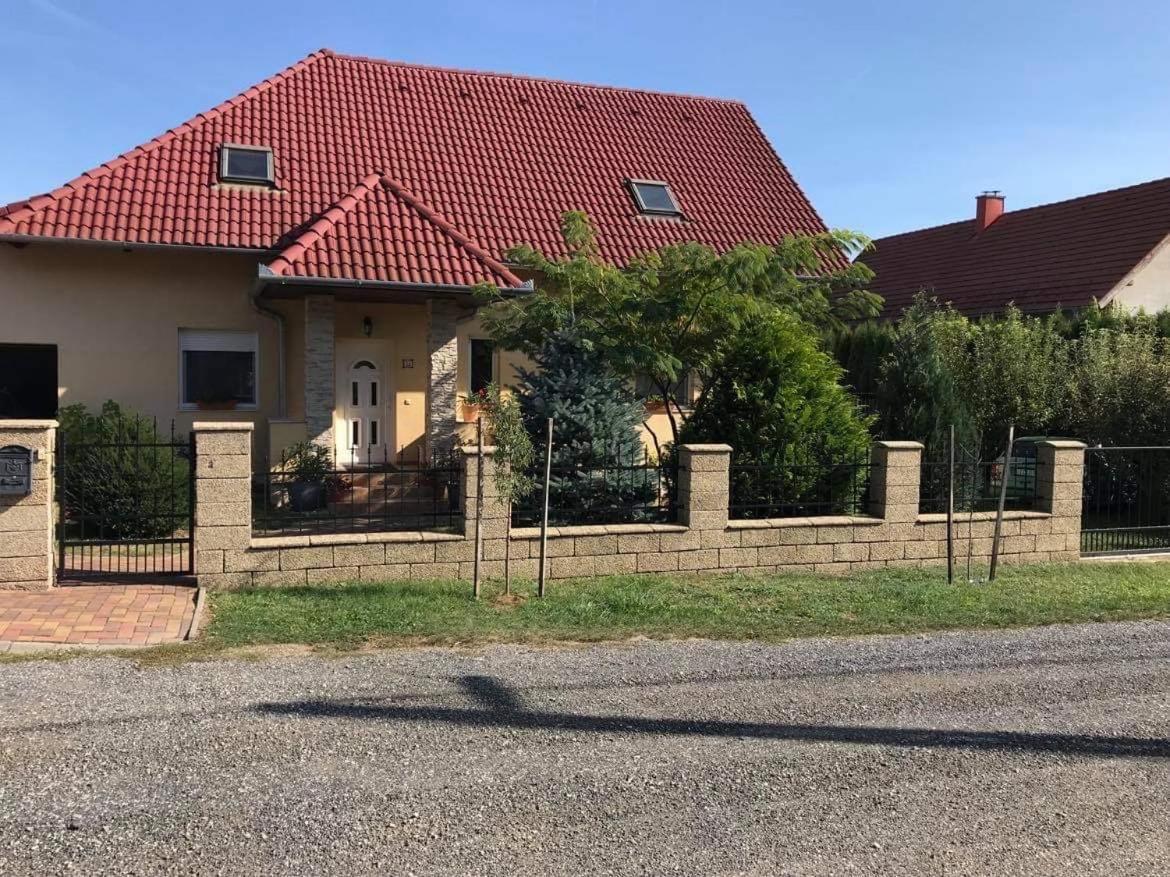 Jasmin Apartment House Вонярквашеги Екстериор снимка